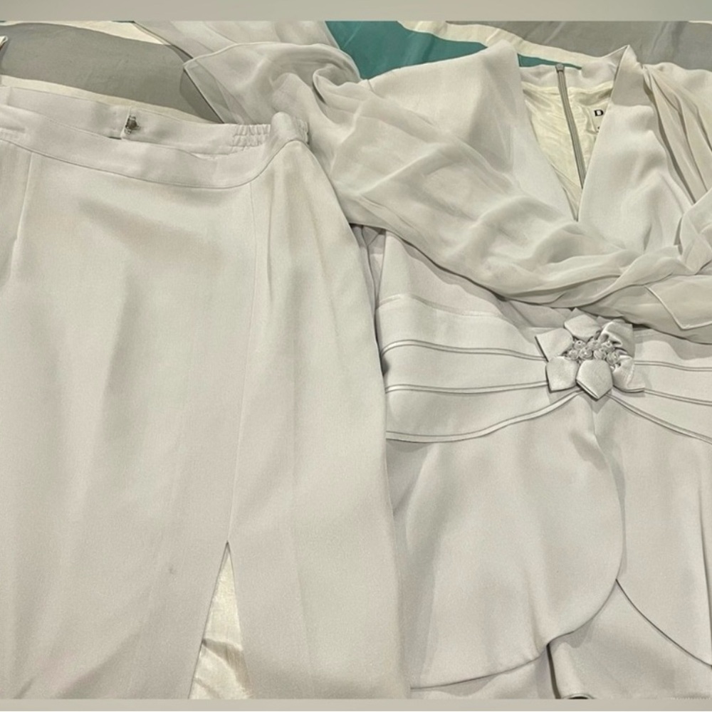 BIG SALE(3 for $50)- Elegant off-white evening skirted suit set
